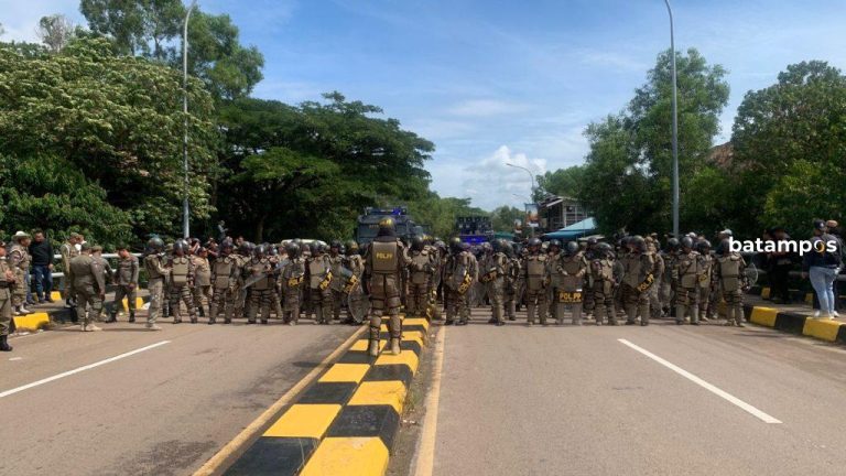 Polisi Merangsek Masuk ke Rempang, Warga Menghadang
