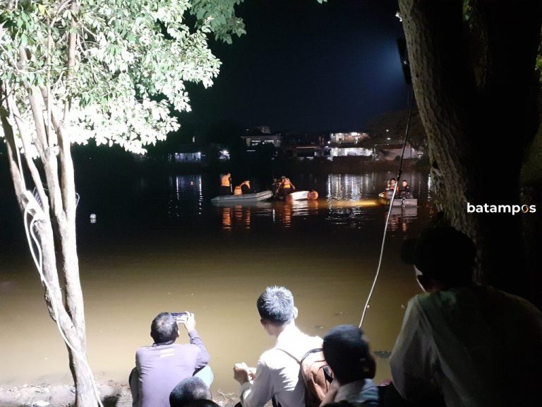 Sudah 3 Jam, Mahasiswa Politeknik Batam yang Tenggelam di Empang belum Ditemukan
