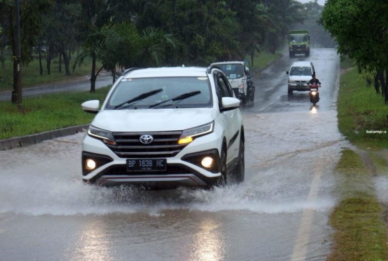 Hujan, Air Genangi Sejumlah Ruas Jalan di Batuaji dan Sagulung