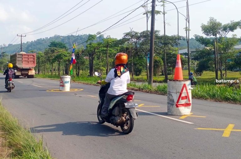 Jalan Rusak di Seibeduk, Belum Ada Tanda-Tanda Perbaikan