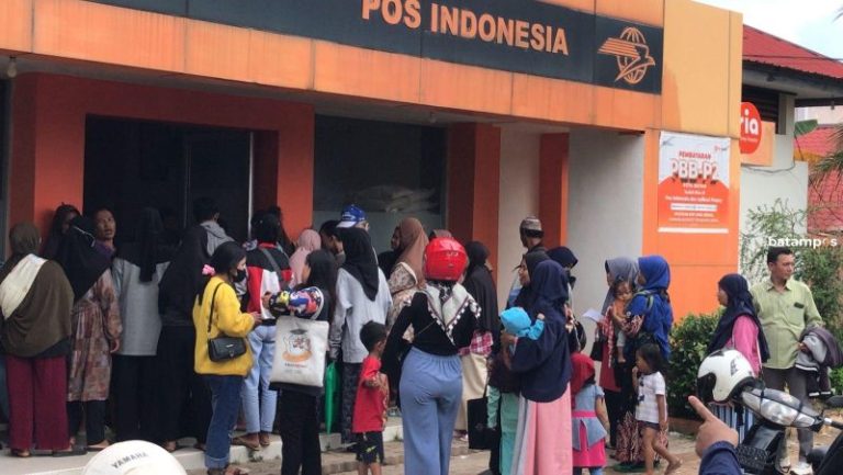 Warga Serbu Kantor Pos Sekupang Ambil Bantuan Beras 10 Kg