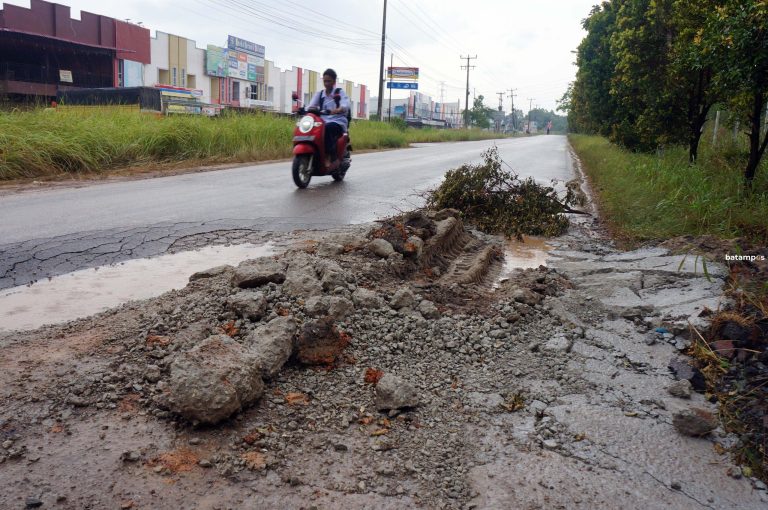 Rusak Parah, Jalan di Seibeduk Ditandai Agar Tidak Mencelakai Pengendara