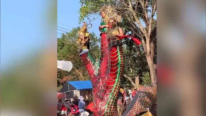 Kostum Unik Karnaval Siluman Ular Berkepala Tiga, Netizen Kagum