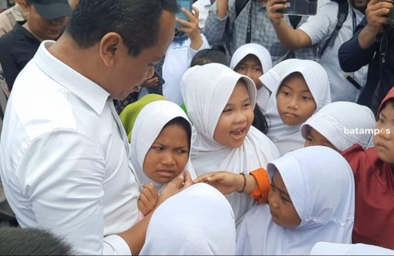 Dikunjungi Menteri Bahlil, Murid SD Memohon Agar Sekolahnya Tidak Digusur