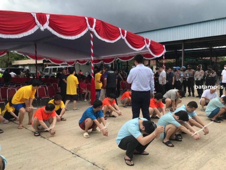 153 Tersangka Love Scamming Dideportasi, Diterbangkan dari Batam