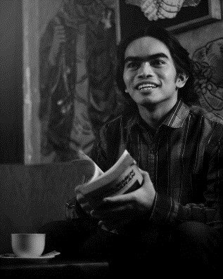 Di Hadapan Teori Sastra