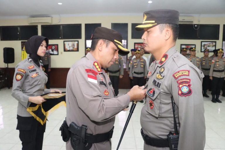 Kapolsek Sekupang Terima Penghargaan dan Pin Emas dari Kapolri