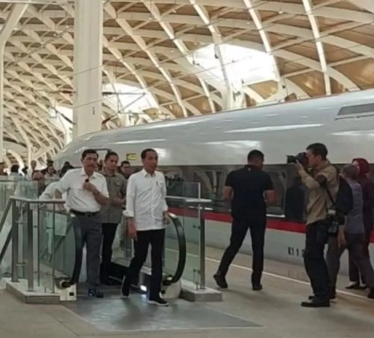 Ajak Para Selebriti, Jokowi Uji Coba Kereta Cepat Jakarta Bandung Jelang Soft Launching