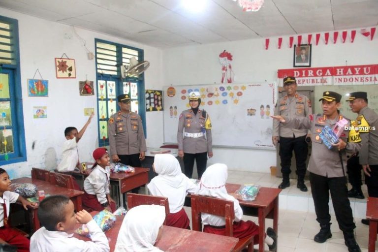 Polisi Berikan Trauma Healing Kepada Anak-anak di Rempang