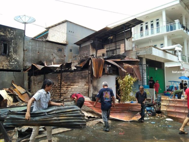 Dua Rumah Terbakar di Bengkong, Bayi dan Ibu Hamil Selamat