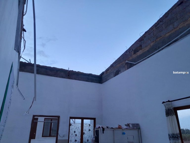 Atap Rumah Terangkat Diterjang Puting Beliung di Sagulung