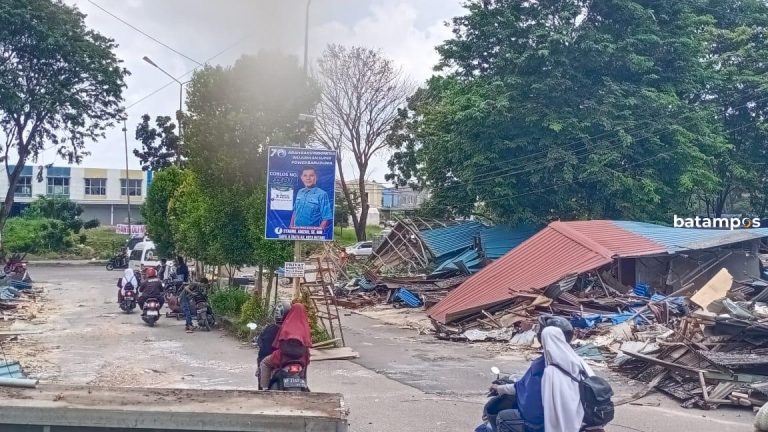 Tim Terpadu Bongkar Paksa Bangunan Liar di Depan Perumahan Puskopkar Batuaji
