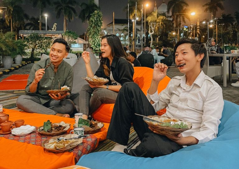 Menikmati Makan Malam Angkringan dengan Hiburan Menonton Film Lawas Serta Live Music Hingga Karaoke di Angkringan Teras HARRIS