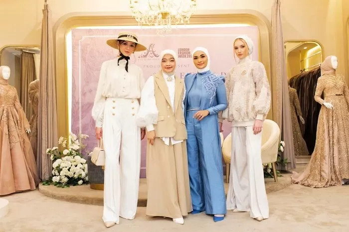 Koleksi Busana ‘Rose and Beyond’ di London Fashion Week 2023
