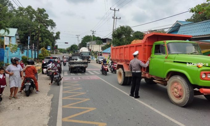 Dikeluhkan Pengguna Jalan, Polisi Batasi Jam Lewat Dumptruck Pada Jam Masuk dan Pulang Sekolah