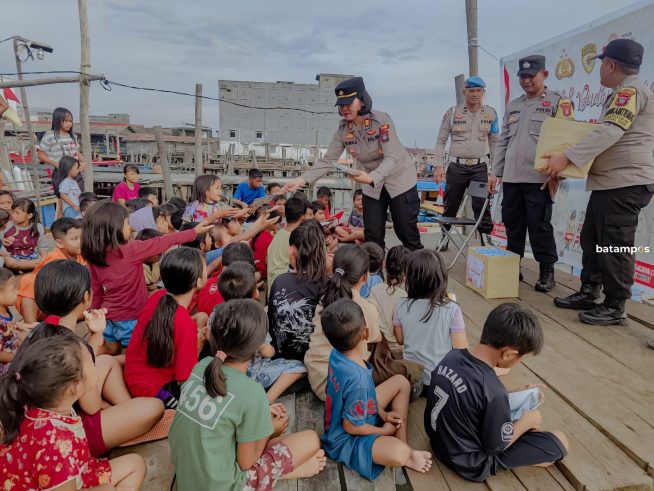Tingkatkan Minta Baca Anak Pesisir, Polsek Meral Bagi Bagi Buku