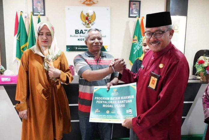 Jefridin Menyampaikan  Modal Usaha dari Baznas Batam
