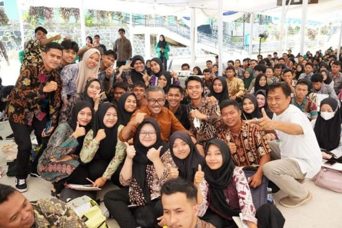 Jefridin Bersama Mahasiswa Baru Universitas Ibnu Sina, Batam