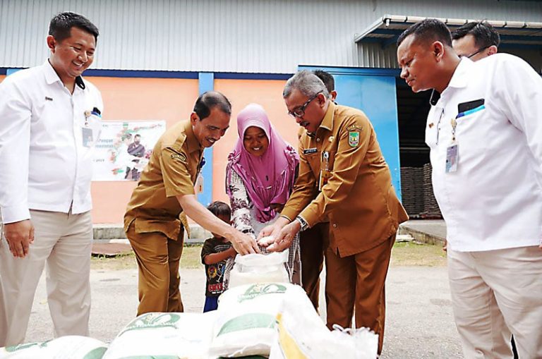 Jefridin bersama Bulog Salurkan Beras kepada Warga