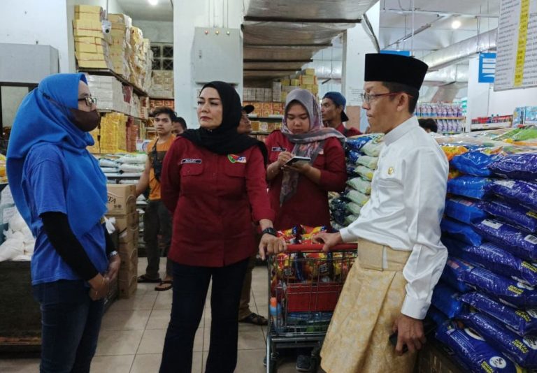 Kendalikan Inflasi, Penjabat Wali Kota Tanjungpinang Sidak Harga Beras