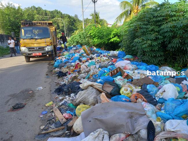 Sampah Perusahaan Menumpuk Dekat Pemukiman Warga