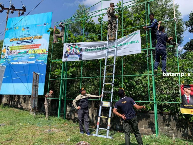 Satpol PP Tanjungpinang Membersihkan Spanduk Kadaluarsa