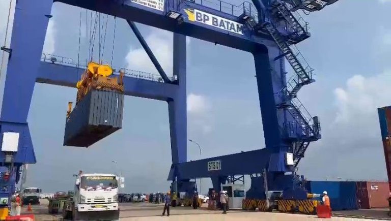 STS Crane Pelabuhan Batuampar Mulai Beroperasi, Ini Tarif Bongkar Muat Kontainer
