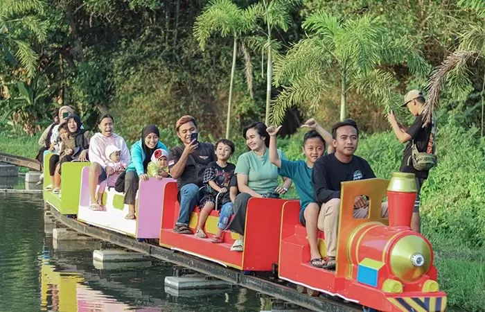 Wisata Naik Kereta Keliling Sawah