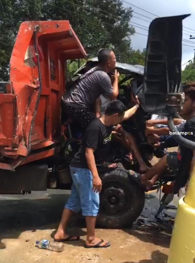 Dua Truk Terlibat Tabrakan di Jalan Wisata Bahari Km 18, Toapaya, Bintan, Sopir Truk Terhimpit