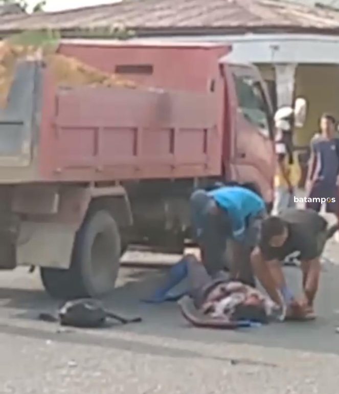 Truk Pengangkut Tanah Bertabrakan dengan Sepeda Motor, Reski Terluka Parah