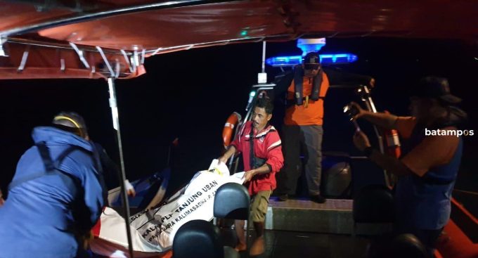 Boat Rescue Pangkalan PLP Tanjunguban Evakuasi Mayat Tanpa Identitas di Perairan Pulau Karas
