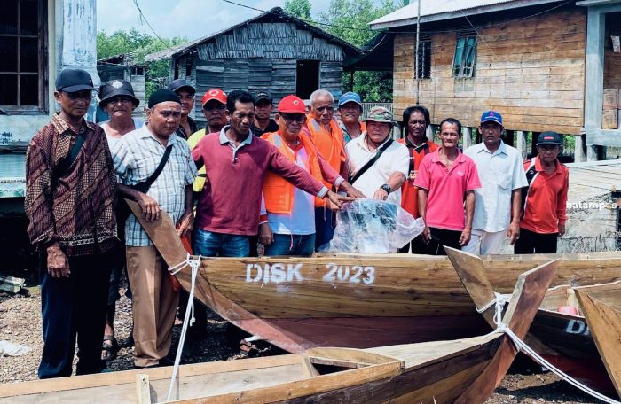Rasno, Wakil Ketua DPRD Karimun Serahkan Bantuan Sampan Kelompok Nelayan Desa Degung