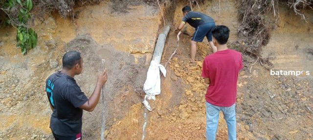 Perbaikan Pipa PDAM Cabang Kundur Barat Perbaikan Pipa Agar Distribusi Air Bersih Kembali Normal