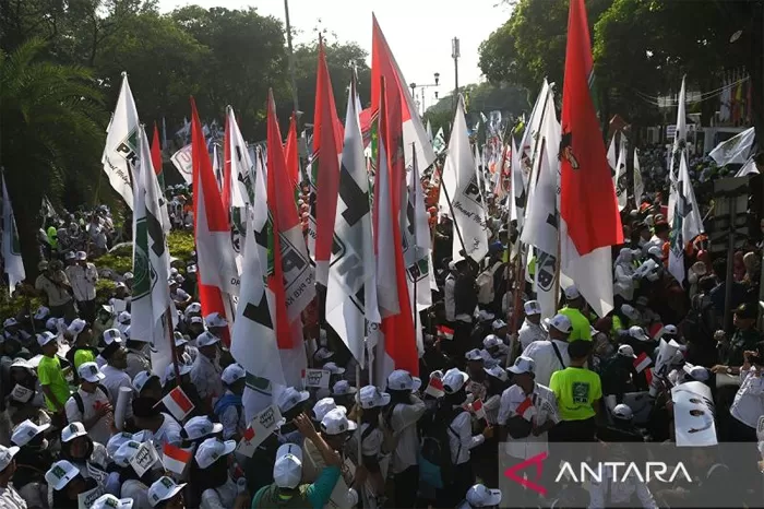 Puluhan Ribu Massa Padati KPU Jelang Pendaftaran Anies-Cak Imin, Kemacetan Mengular