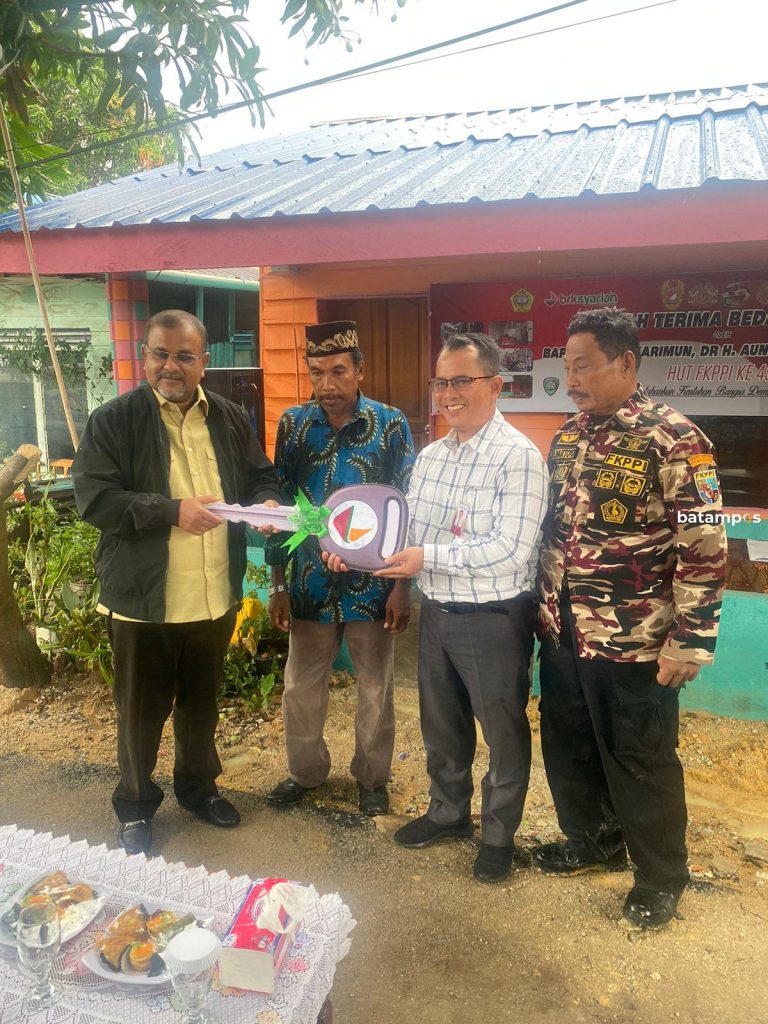 Bupati Serahkan Bantuan CRS BRK Syariah dalam Bentuk Bedah Rumah