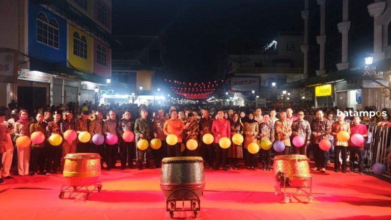 Ribuan Warga Saksikan Pawai Lampion di Tanjungpinang