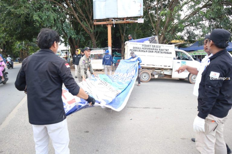 Masih Banyak Baliho Politik di Jalur Penghijauan di Batuaji dan Sagulung