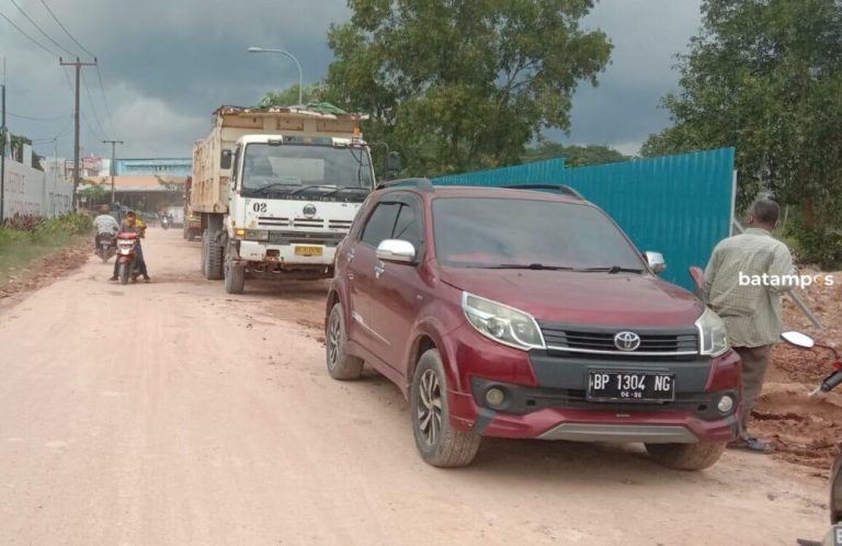Hilir Mudik Truk Tanah Percepat Kerusakan Jalan di Seibeduk