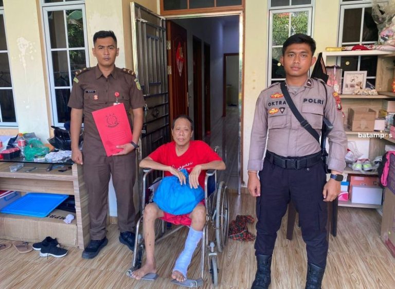 Kejari Batam Eksekusi Terpidana Judi, Kondisinya Sakit dan Harus Pakai Kursi Roda