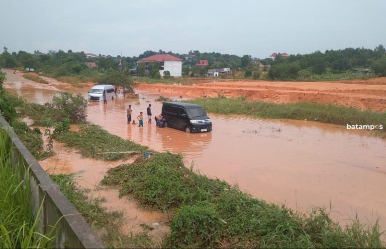 Dinas Bina Marga Telusuri Penyebab Banjir di Jalan Dang Merdu Batubesar