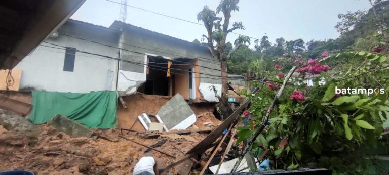 Hujan Sebab Longsor di Tiban Lama