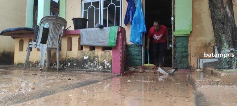 Warga Tiban Lama Bersihkan Sisa Banjir dan Longsor