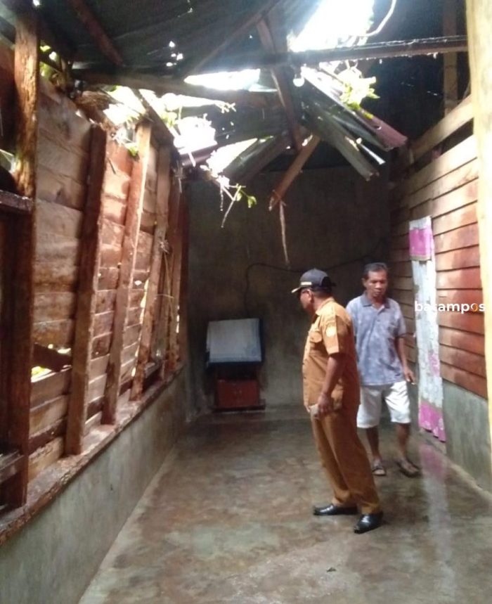 Dua Rumah Warga Kelurahan Sawang Rusak Dihantam Angin Puting Beliuang