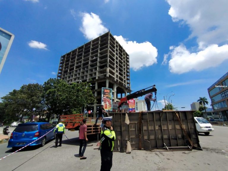 Truk Bermuatan Beras Terguling di Simpang Baloi Center, Warga: Muatannya Terlalu Berat