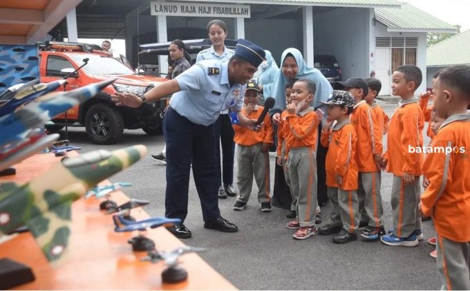 Mengenalkan Dunia Dirgantara kepada Anak-Anak TK