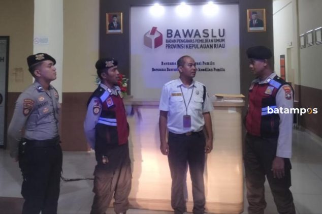 Polisi Kontrol Keamanan Kantor KPU dan Bawaslu