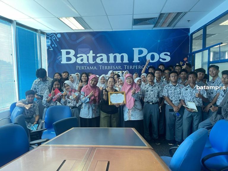 Belajar Jurnalisme Media, Siswa-siswi SMA Kartini Kunjungi Dapur Redaksi Batam Pos