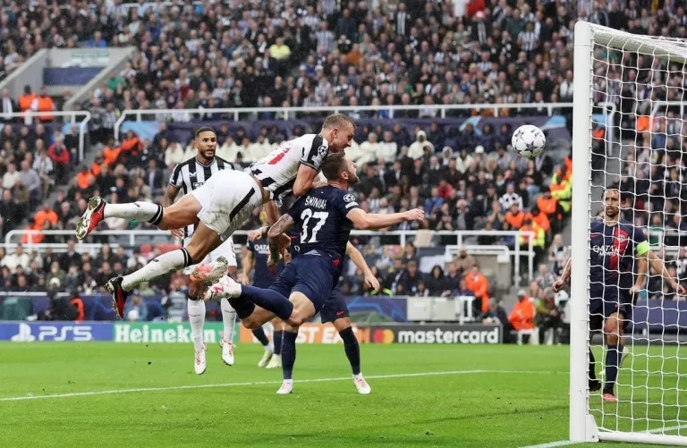 Newcastle United Bantai PSG 4-1, Puncaki Klasemen Grup