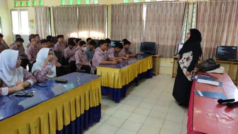 Sosialisasi dan Pendampingan Giat UKBI Pelajar di Dabo Singkep