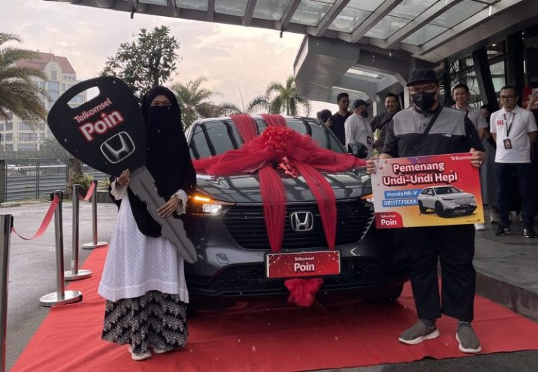 Apresiasi Pelanggan Setia di Batam, Telkomsel Serahkan Hadiah Mobil Program Undi Undi Hepi